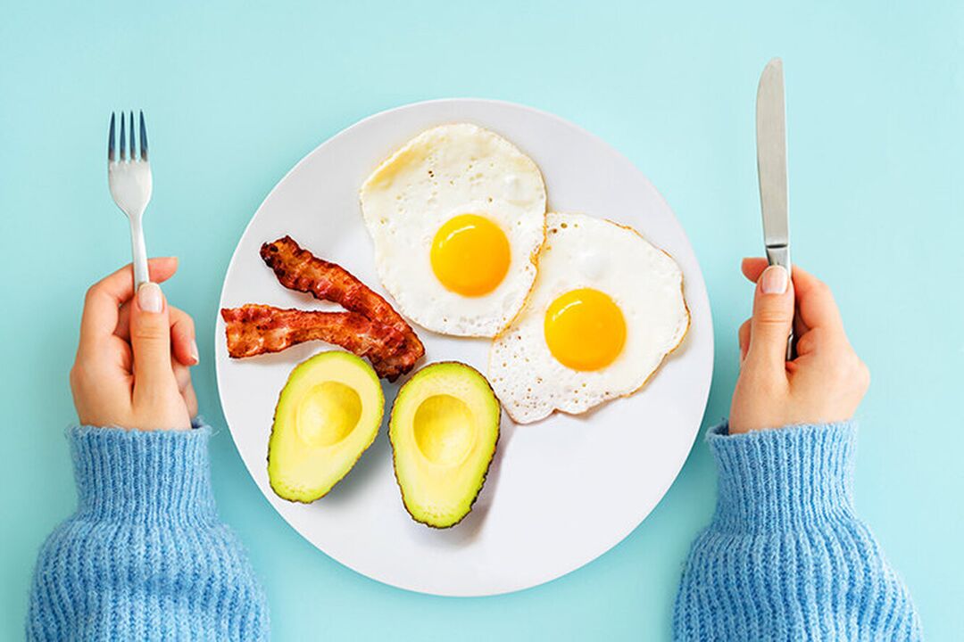 Popoln zajtrk na meniju keto diete - jajca s slanino in avokadom