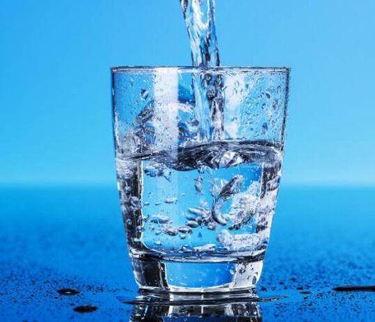 Pitje vode je glavno pravilo za hujšanje v enem tednu