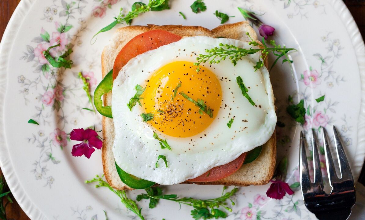 sendvič z umešanimi jajci na beljakovinski dieti